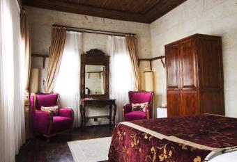 Urgup Konak Hotel has rooms with a private hot tub