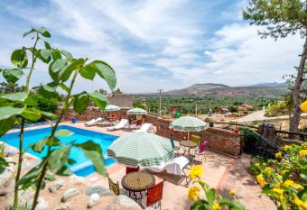 Chez Mamouchthka has Balcony rooms