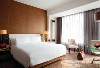 The Langham, Shanghai, Xintiandi has rooms with a private hot tub