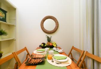 Classy Apartment in the Heart of Athens has rooms with a private hot tub