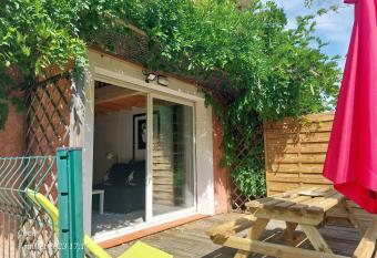 DORMIR A MONTAUBAN Logements Carreyrat Calme et Verdoyant has Balcony rooms