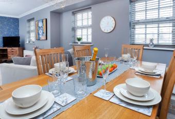 The Station Apartment- A Stunning Space, Close To The City Centre allows 18 year olds to book a room
