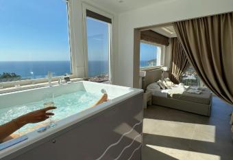 Miramare Castellabate Resort has rooms with a private hot tub
