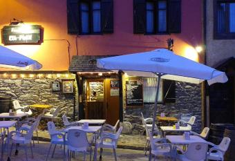 Fonda Eth Petit - S  lo adultos,ni  os a partir de 12 a  os allows 18 year olds to book a room