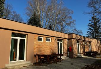   reg-t   Youth Hostel allows 18 year olds to book a room