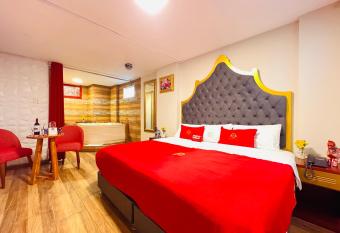 Montreal Magdalena Del Mar Hotel has rooms with a private hot tub