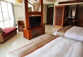 Cherng Yuan has rooms with a private hot tub