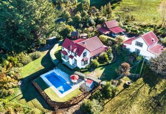 Twin Gullies has Balcony rooms