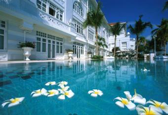 Eastern & Oriental Hotel has Balcony rooms