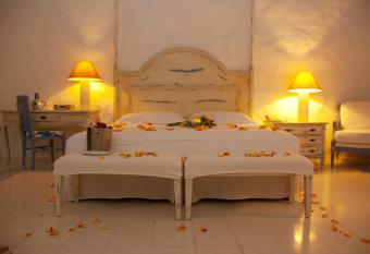 Hotel Casa Quero has rooms with a private hot tub