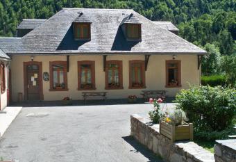 Gite Fouga allows 18 year olds to book a room