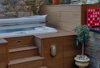 Teardrop Cottage has Balcony rooms