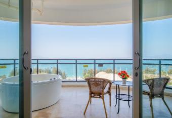 Huizhou Sea Park Holiday Hotel has Balcony rooms