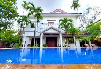 Passport Villa allows 18 year olds to book a room