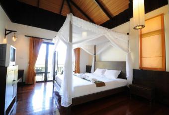 Kao Tao Villa Beach Resort has Balcony rooms