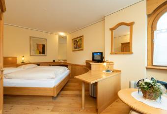 Hotel Flora has rooms with a private hot tub