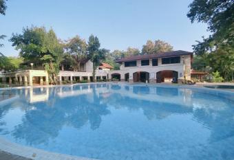 Pung-Waan Resort & Spa has rooms with a private hot tub