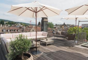 Le Bijou LQ80 Jacuzzi Penthouse has rooms with a private hot tub