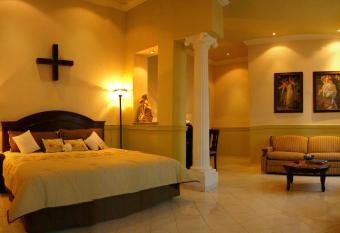 Hotel Boutique La Mision De Fray Diego has rooms with a private hot tub