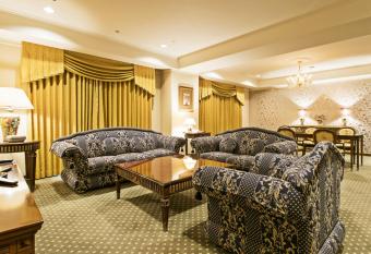 Premier Hotel -Tsubaki- Sapporo has rooms with a private hot tub