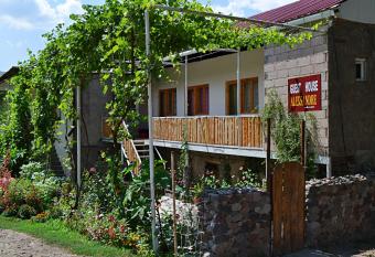 Guest House Aleksandre has Balcony rooms