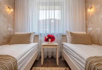 Kesminta   al  ininkai allows 18 year olds to book a room