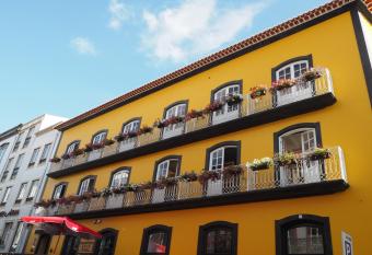 Globo Happy Hostel allows 18 year olds to book a room