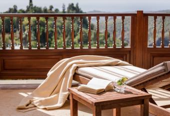 Casa Le  n Royal Retreat allows 18 year olds to book a room