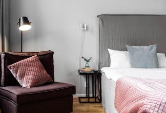 Biz Apartment G  rdet allows 18 year olds to book a room