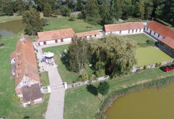 Les Portes des Froises has Balcony rooms