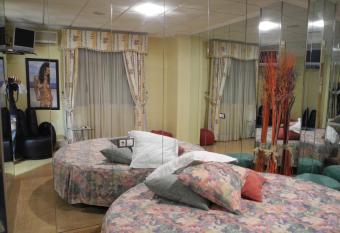 Hotel Beatriz has rooms with a private hot tub