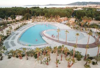 Best Holiday Port Grimaud allows 18 year olds to book a room