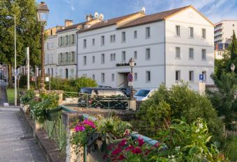 H  tel du Moulin allows 18 year olds to book a room