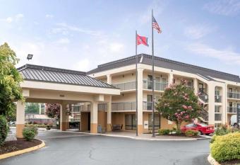 Quality Inn Merchants Drive has Smoking rooms