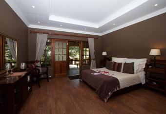 Tuskers Bush Lodge B&B has Balcony rooms