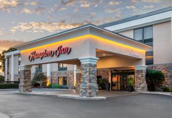 Hampton Inn Adel allows 18 year olds to book a room
