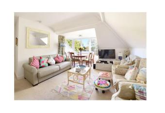 Rainbow 4BR Apartment & Spa sleeps up to 12 allows 18 year olds to book a room