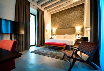 Hotel Legado Alcazar has rooms with a private hot tub