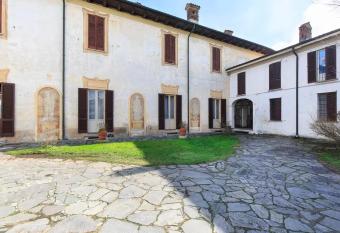 Villa Mereghetti allows 18 year olds to book a room