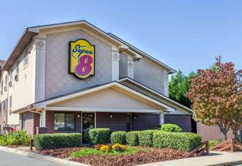 Super 8 by Wyndham Charlotte/Amusement Park Area has Smoking rooms