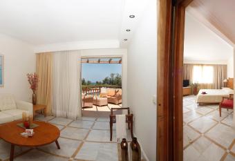 Pilot Beach Resort has rooms with a private hot tub