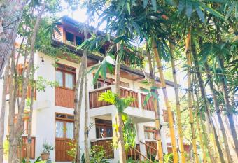 Pahiluna Guesthouse has Balcony rooms