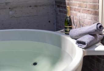 Museumhuisje 013 has rooms with a private hot tub