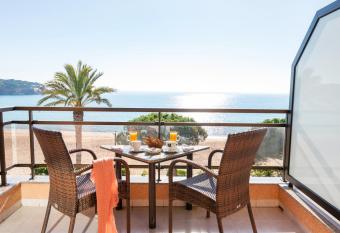 Hotel Restaurant Sant Pol has rooms with a private hot tub