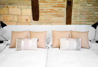 El Patio de San Nicolas has Balcony rooms