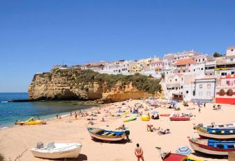 Carvoeiro Beach Duplex allows 18 year olds to book a room