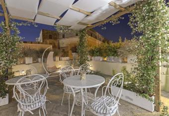 La Loggia dei Rayn   allows 18 year olds to book a room