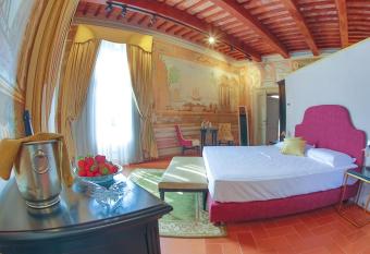 Relais Villa Poschi has rooms with a private hot tub