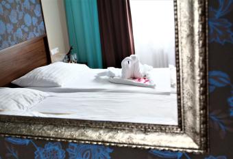 Hotel Baltaci U N  honu has rooms with a private hot tub