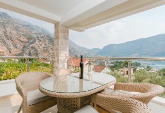 Apartments Los Olivos has Balcony rooms